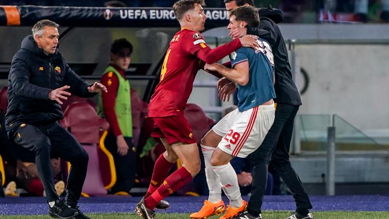 Asistente de Mourinho agrede a Santi Giménez