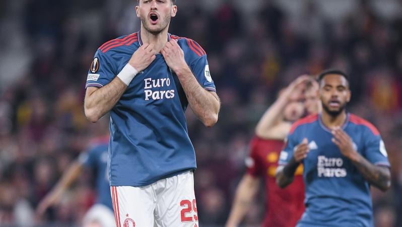 Primera tarjeta roja de Santi Giménez