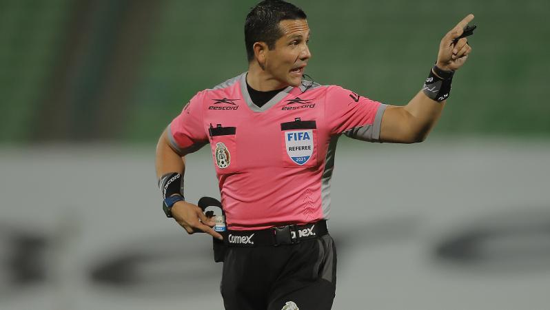 Árbitro finge Covid