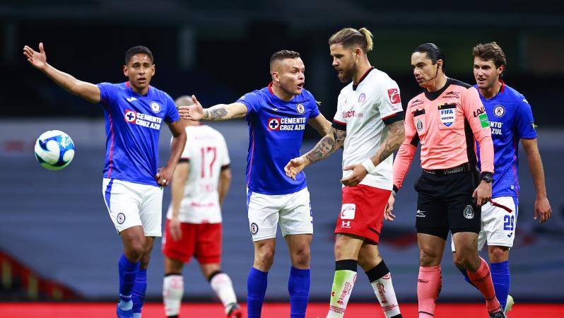 Árbitro evita gol de Cruz Azul