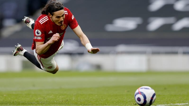 Edinson Cavani diving header