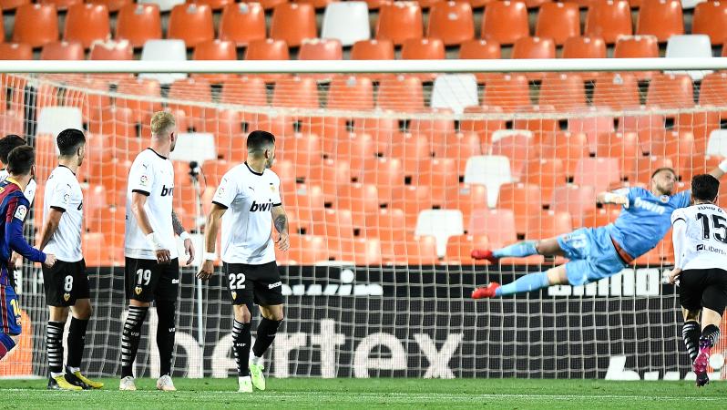 Lionel Messi free kick vs Valencia