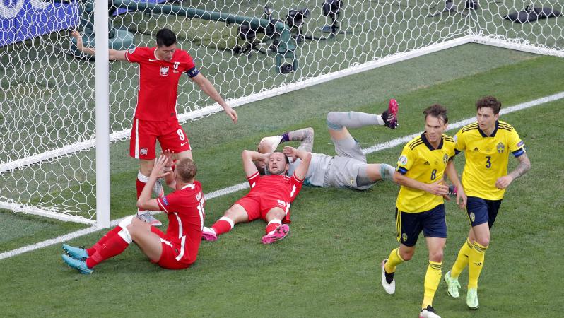Lewandowski Hits Crossbar Vs Sweden