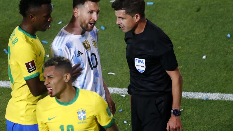 Otamendi elbow on Raphinha