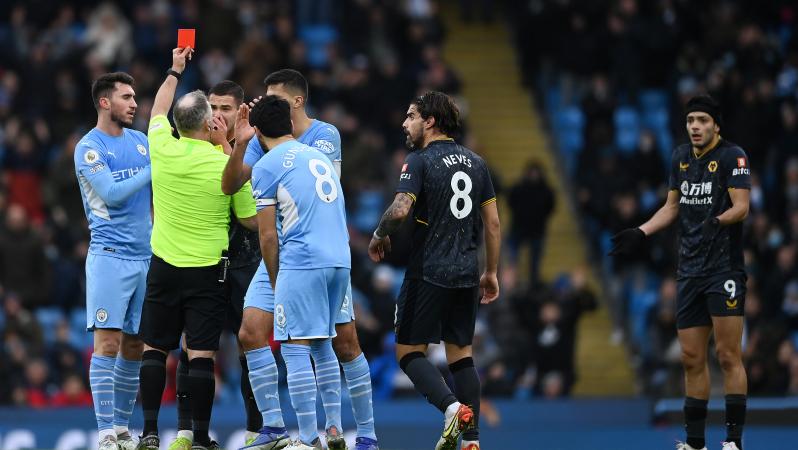 Tarjeta roja de Raúl Jiménez