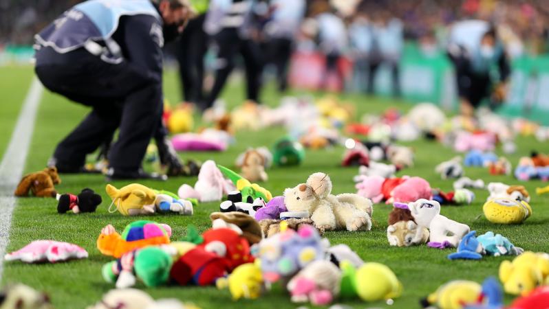 Lluvia de peluches Real Betis