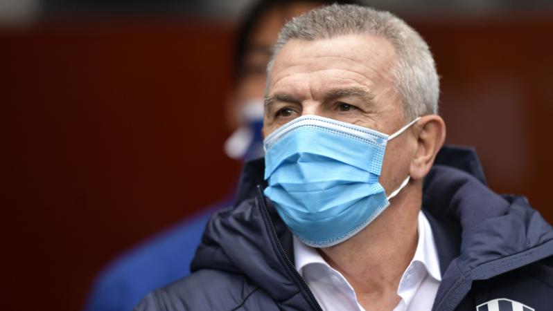 Rayados despide al Vasco Aguirre