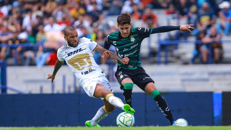 Abucheos a Dani Alves 