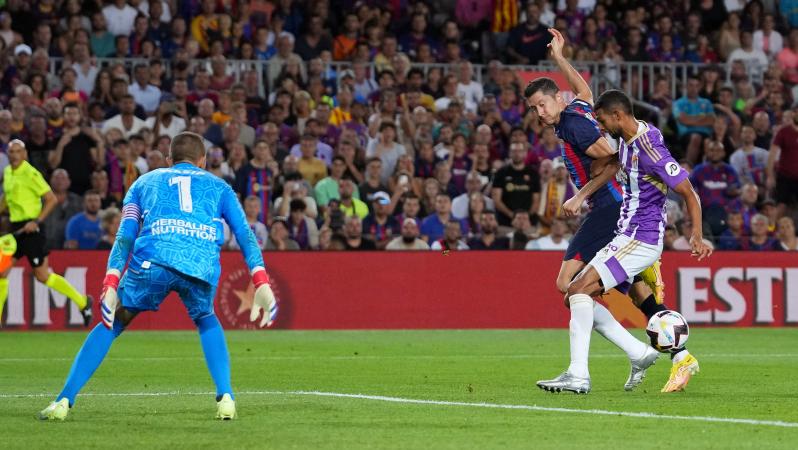 Robert Lewandowski backheel goal