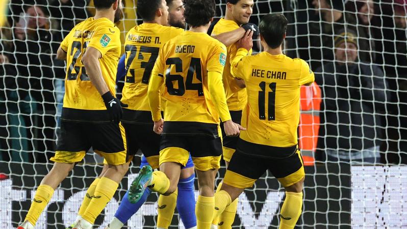 Gol de Raúl Jiménez en la Carabao Cup.