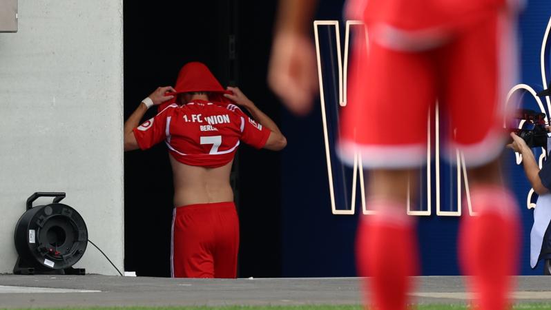 Brenden Aaronson red card