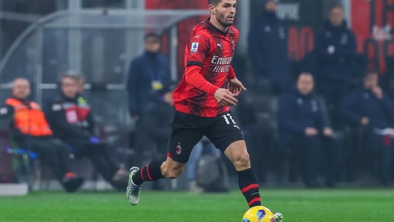 Christian Pulisic dribbling the ball in AC Milan's Serie A match against Bologna