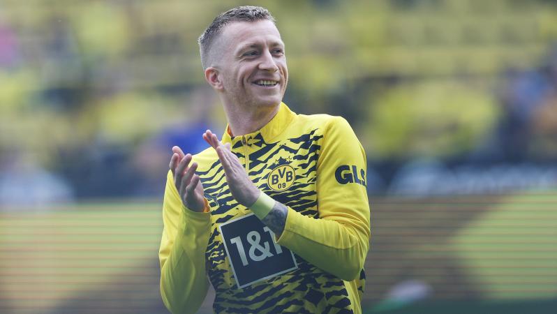 Marco Reus applauds fans at Signal Iduna Park
