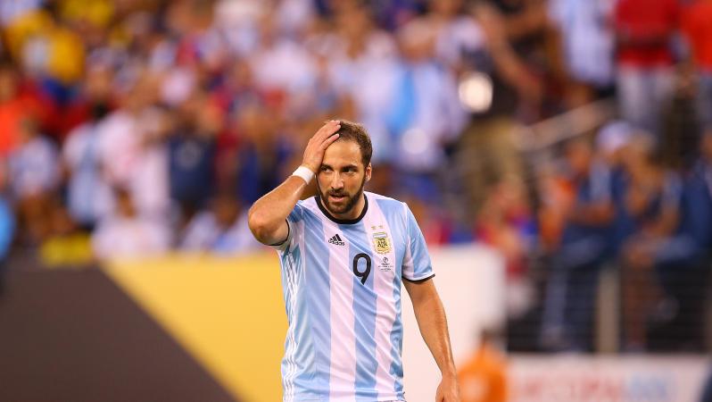 Gonzalo Higuain Argentina misses