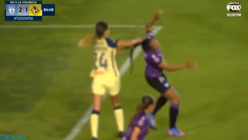 Jalón de pelo de Scarlett Camberos a Daniela Arias