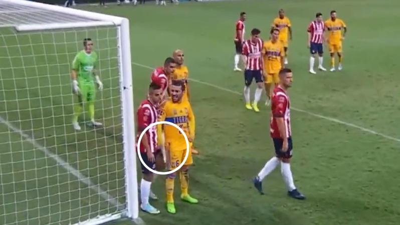 Juan Pablo Vigón touches Piojo Alvarado private parts