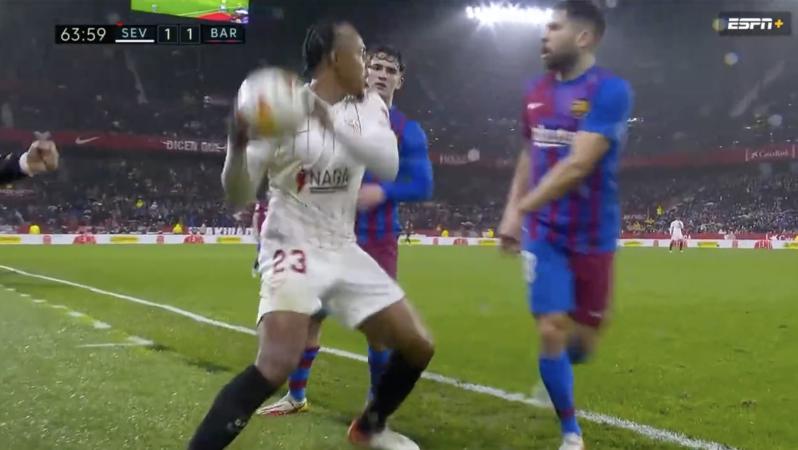 Jules Kounde Jordi Alba red card