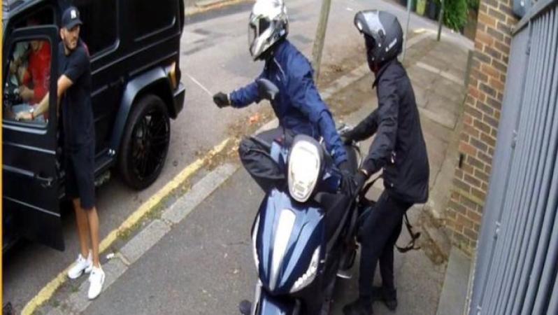 Kolasinac and Ozil fight off knife people