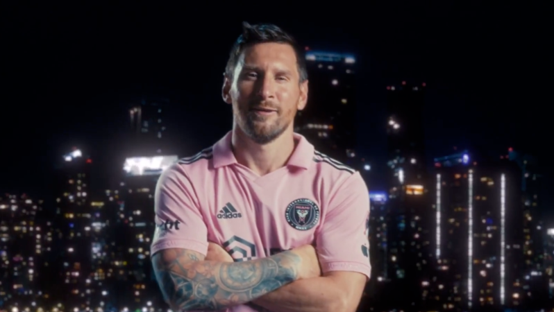 Who is singing in Messi's presentation at Inter Miami?