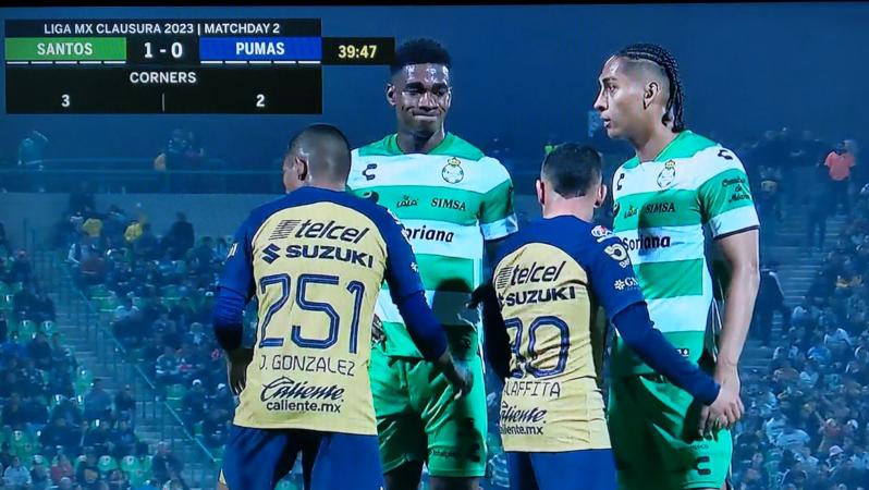 Pumas defending Santos corner kick
