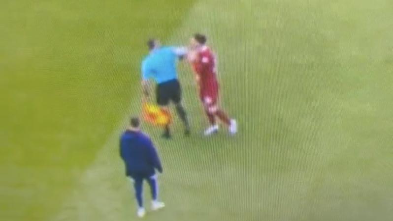 Ref elbows Robertson video