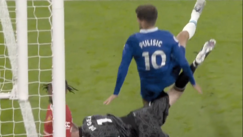 Pulisic falls on David de Gea