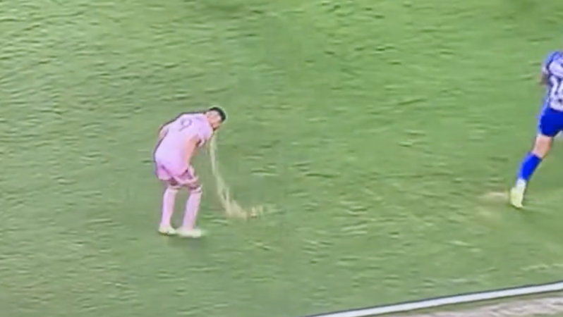 Robbie Robinson throws up vs. Cruz Azul