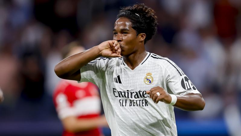 Endrick knees opponent in the groin