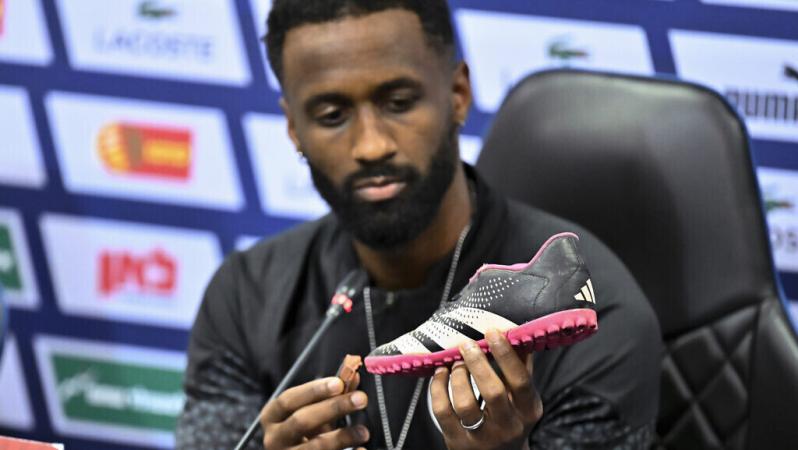 Israel captain shows shoe of kidnapped child