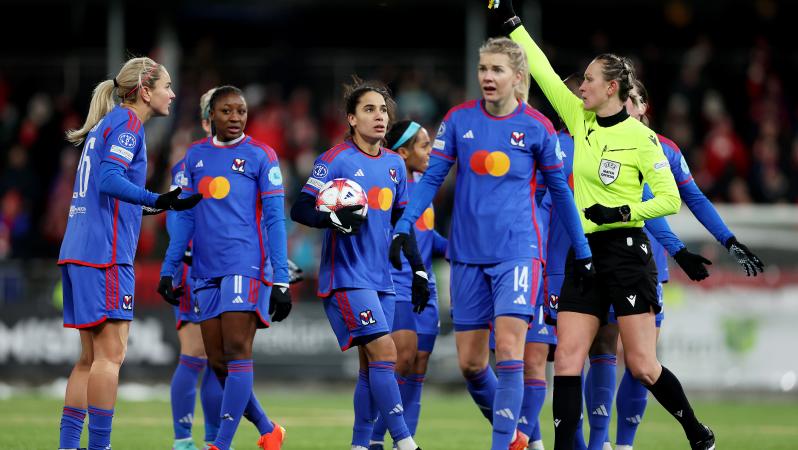 Lindsey Horan red card