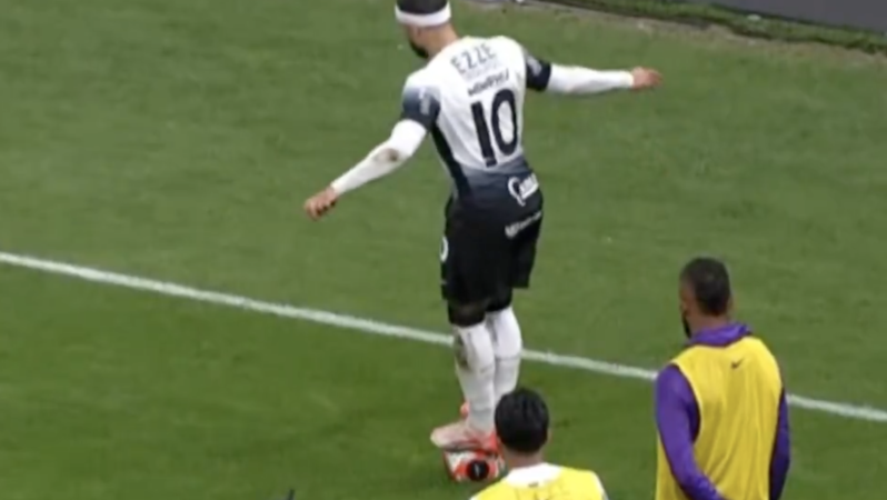 Depay stands on ball