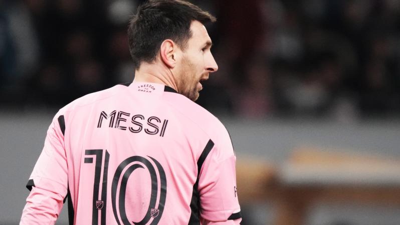 Messi laughs at teammate Taylor after missed penalty