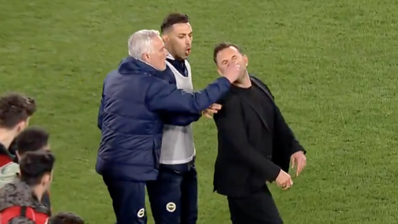 José Mourinho grabs nose of Galatasaray manager