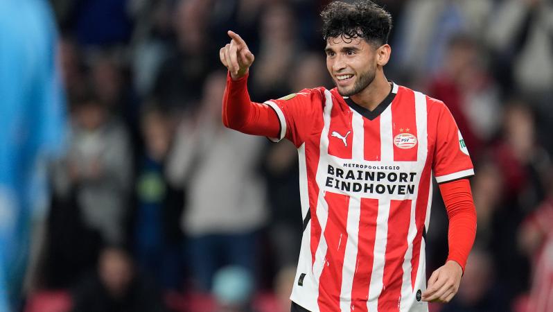 Ricardo Pepi volley for PSV