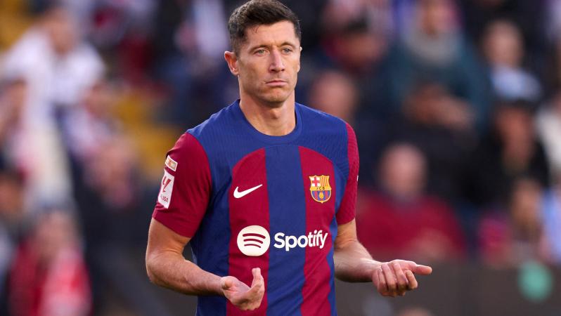 Lewandowski thrown to the ground