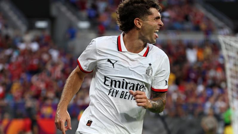 How many languages does Pulisic speak