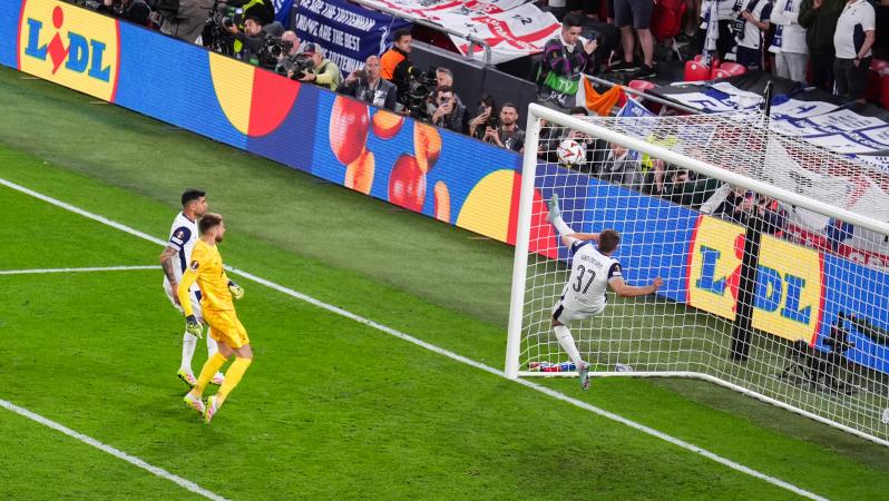 Micky van de Ven clearance