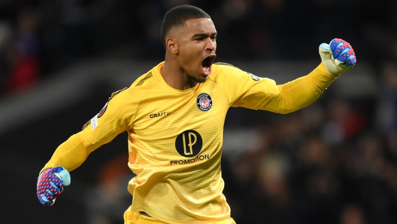 Toulouse goalkeeper leads chants