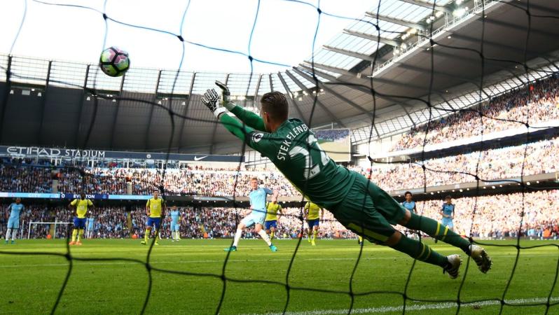 De Bruyne misses penalty against Everton.