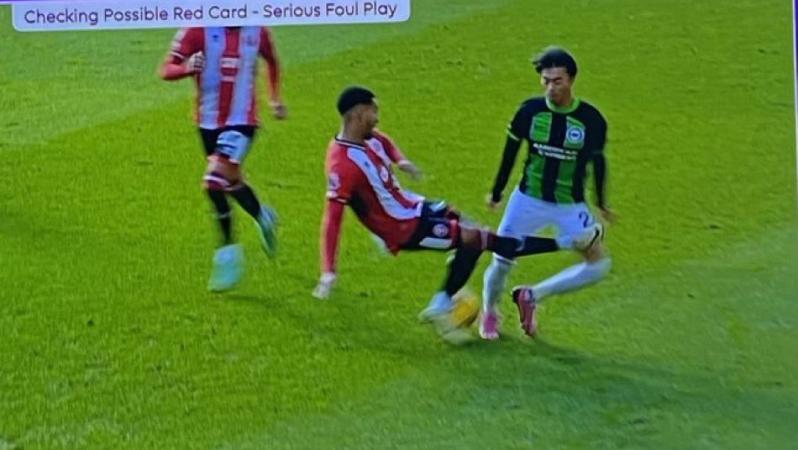 Mason Holgate tackle on Kaoru Mitoma
