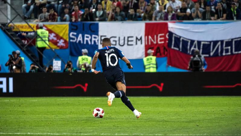 Kylian Mbappe injury video