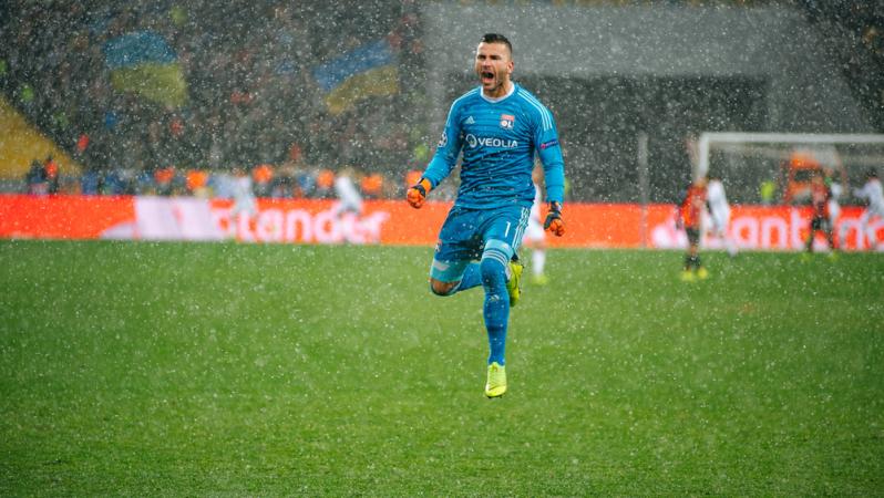 Anthony Lopes triple save