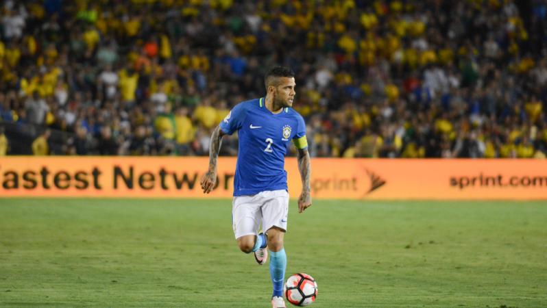 Dani Alves knee injury