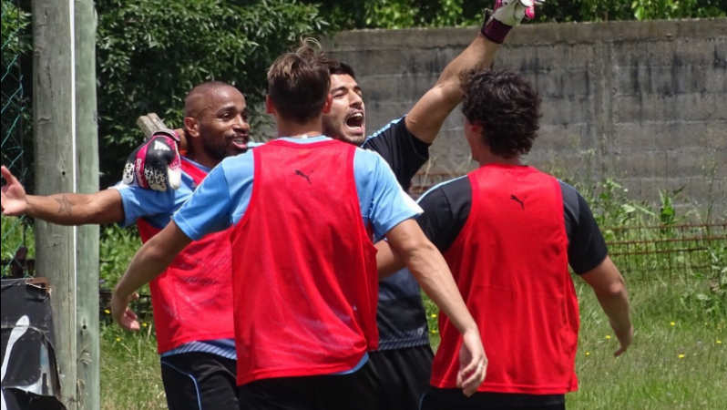Suarez scores as goalkeeper at Uruguay training 
