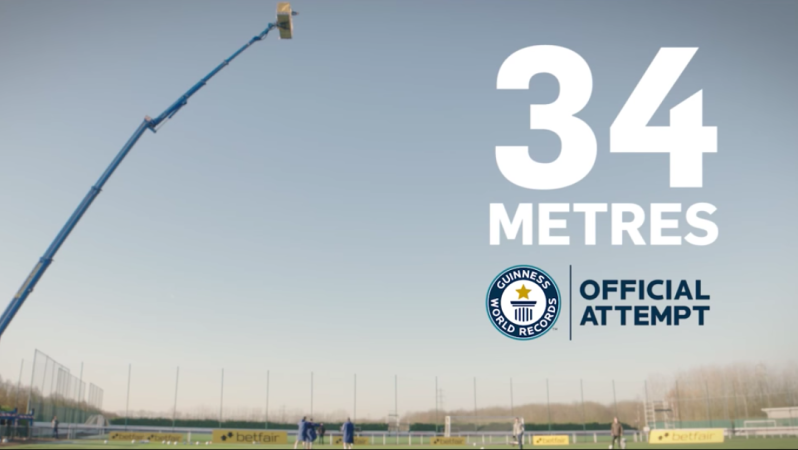  Theo Walcott Set World Record - Controls Ball Falling From 34 Meters 