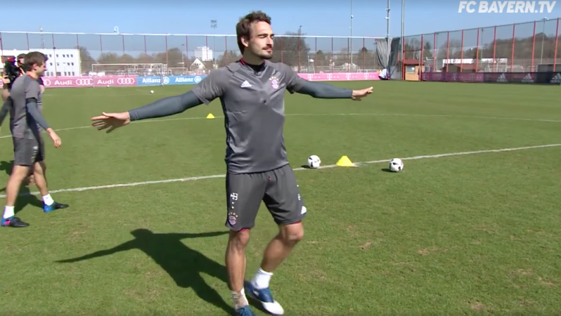 Mats Hummels Thomas Muller Shot Challenge