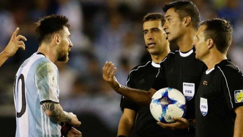 Video Lionel Messi Yelling at Referee