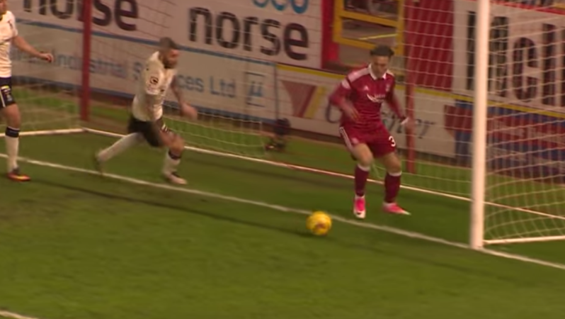 Goal line Miss Abderdeen 