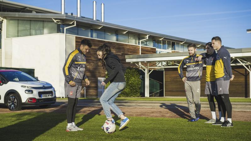 Freestyler Lisa Zimouche Schools Arsenal Players 