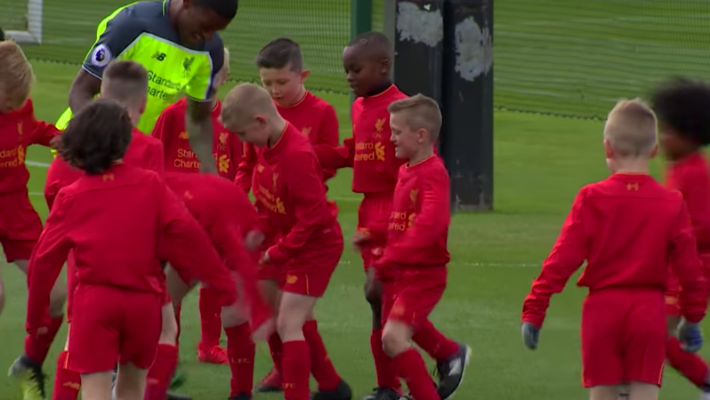Gini Wijnaldum And Philippe Coutinho VS 30 Kids